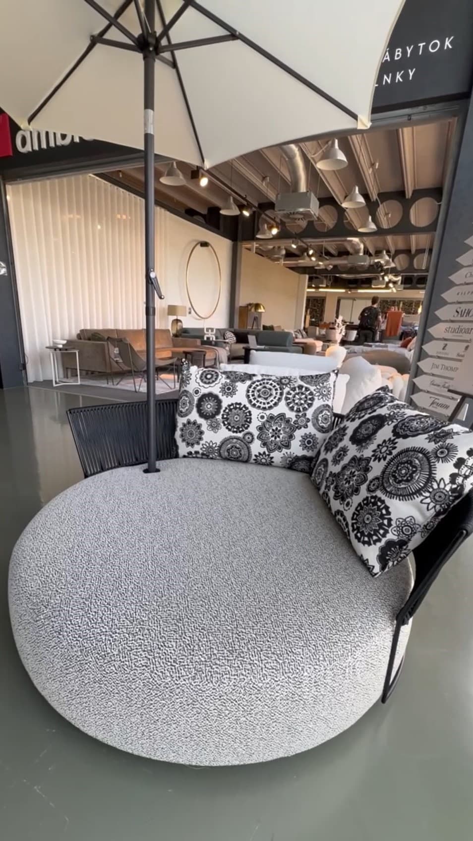 VANKÚŠ outdoor s lemovaním | kvetinový čierno-biely